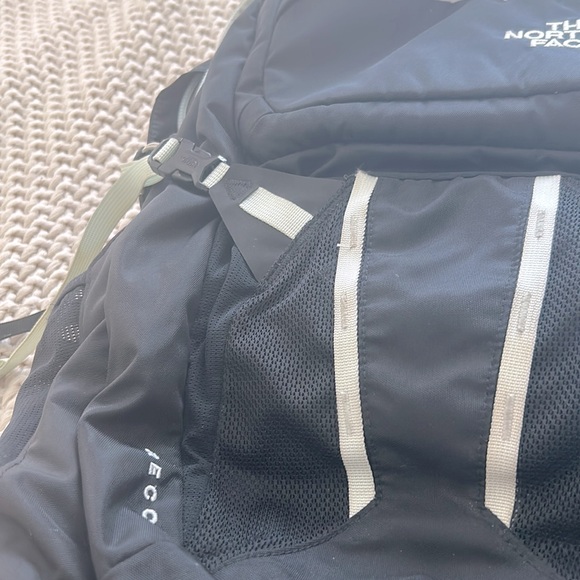 North Face Recon Women’s Backpack Black and Mint - Picture 4 of 7